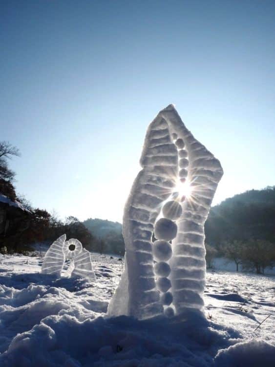 Photo : https://aesthesiamag.wordpress.com/2017/12/31/andy-goldsworthys-ice-and-snow-ephemeral-sculptures/